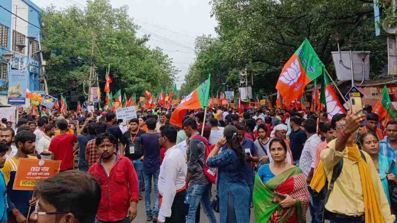 बीजेपी नबन्ना कैंपेन के जरिए पश्चिम बंगाल सरकार को घेरने की कोशिश कर रही है.  बीजेपी लगातार ममता सरकार पर भ्रष्टाचार के आरोप लगा रही है.  इस अभियान के तहत भाजपा कार्यकर्ताओं ने नबन्ना की ओर अलग-अलग जुलूस निकाले।