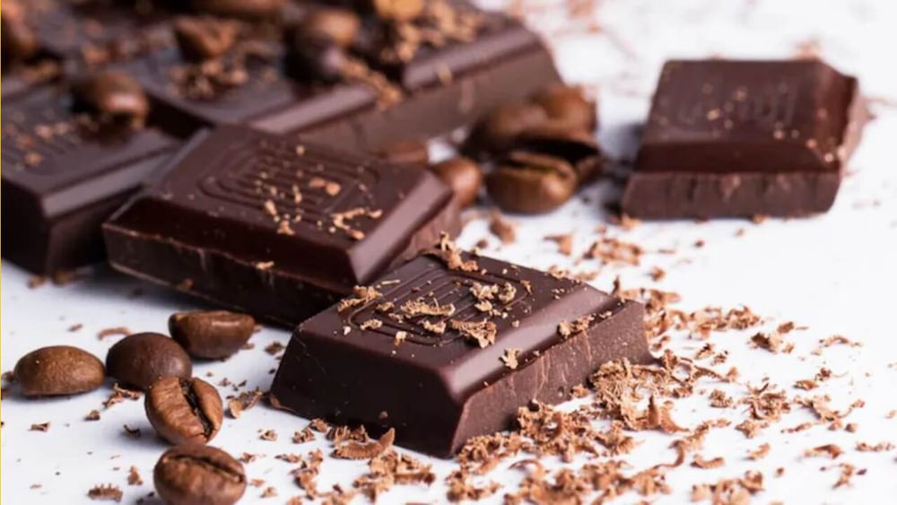 डार्क चॉकलेट : स्ट्रेस बूस्टर होने के अलावा डार्क चॉकलेट आपकी त्वचा में कोलेजन के टूटने को रोककर त्वचा को चमकदार और जवां बनाए रखने में भी मदद करती है।  इसके अलावा इसमें मौजूद जिंक और आयरन ब्लड सर्कुलेशन को बढ़ाता है।