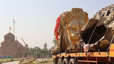 બોટાદ જિલ્લાનું વિશ્વ પ્રસિદ્ધ સાળંગપુર ધામ એવું કહેવાય છે કે શ્રદ્ધાનું બીજું નામ એટલે સાળંગપુર ધામ હવે આગામી દિવસોમાં કિંગ ઓફ સાળંગપુર નામથી પણ ઓળખાશે કારણ કે આજે લાખો લોકોના આસ્થાના આ મંદિર પર લોકો દર્શન કરવા દેશ અને વિદેશથી અહીં આવતા હોય ત્યારે આગામી દિવસોમાં માત્ર ધામ નહિ પણ એક પર્યટક સ્થળ બને અને યુવા વર્ગ પણ અહીં દાદાના દરબારમા આવે તે વાત અને સંતોના વિચાર સાથે હાલ અહિંયા વિરાટ 54 ફૂટની બ્રોન્ઝની હનુમાનજી દાદાની મૂર્તિ ની કામગીરી પુરજોશમાં ચાલી રહી છે