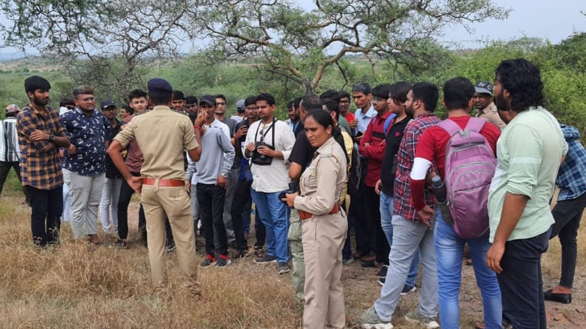 Rajkot: એન્જિનીયરીંગના વિધાર્થીઓને ફોરેસ્ટ વિભાગે અભ્યારણ્યની સમજ આપી, વન્ય પ્રાણીઓની જીવન શૈલીથી કરાયા વાકેફ Rajkot: એન્જિનીયરીંગના વિધાર્થીઓને ફોરેસ્ટ વિભાગે અભ્યારણ્યની સમજ આપી, વન્ય પ્રાણીઓની જીવન શૈલીથી કરાયા વાકેફ