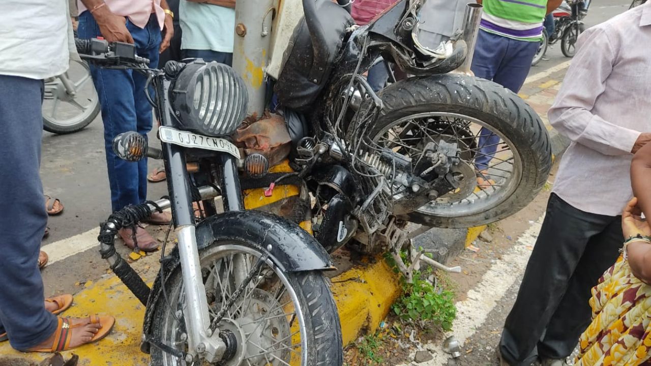 Ahmedabad: પૈસાની લેતીદેતીમાં યુવકની હત્યા, બુલેટને ગાડીથી ટક્કર મારી હત્યાને અંજામ આપ્યો