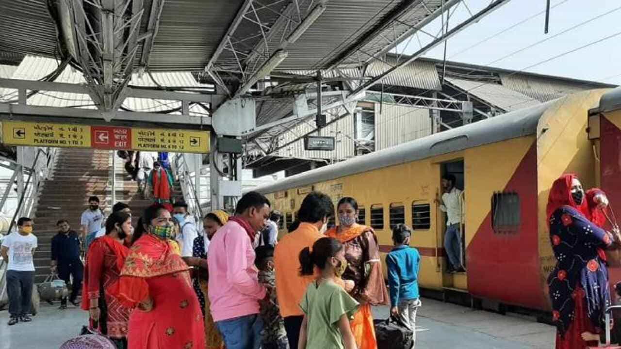 Ahmedabad : દિવાળી પર્વમાં બહાર જવાનુ હોય તો ઝડપથી બુકિંગ કરાવી લો, મુસાફરોનો ઘસારો વધતા ટ્રેનમાં વેઈટિંગ