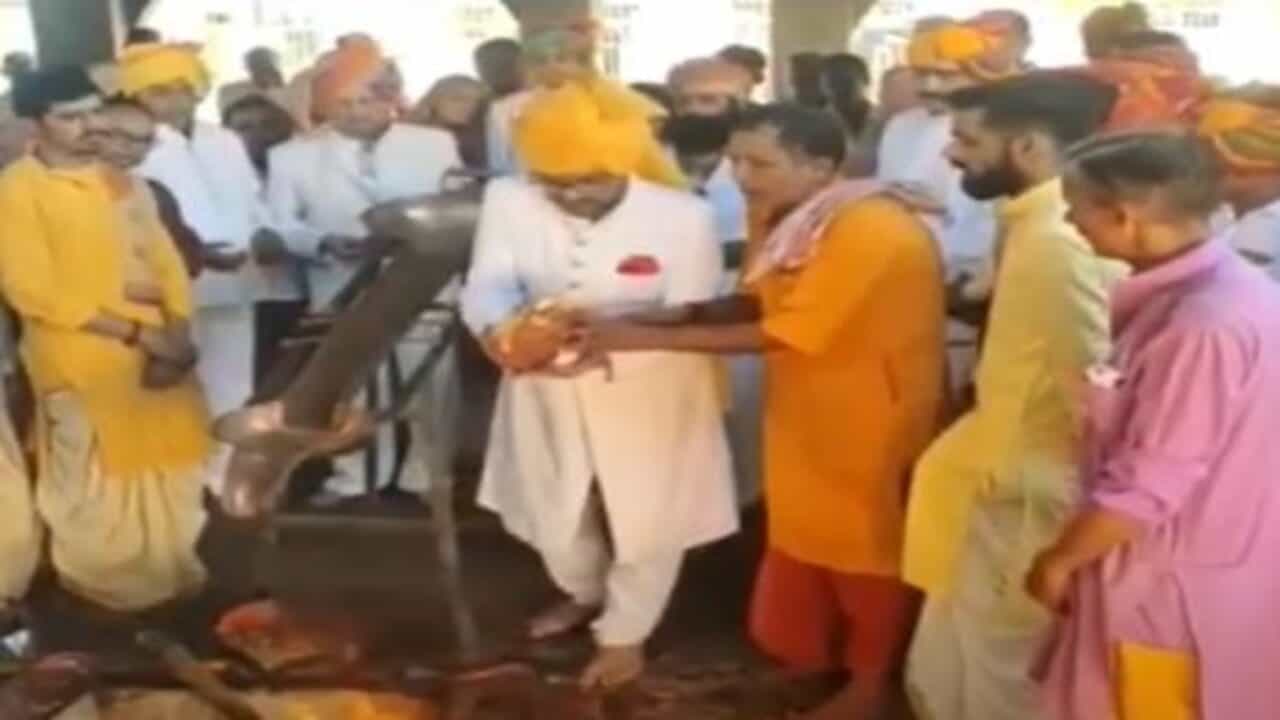 અંબાજીમાં દાંતા સ્ટેટના રાજવી પરિવાર દ્વારા કરાઈ દુર્ગાષ્ટમી મહાપૂજા, જુઓ VIDEO