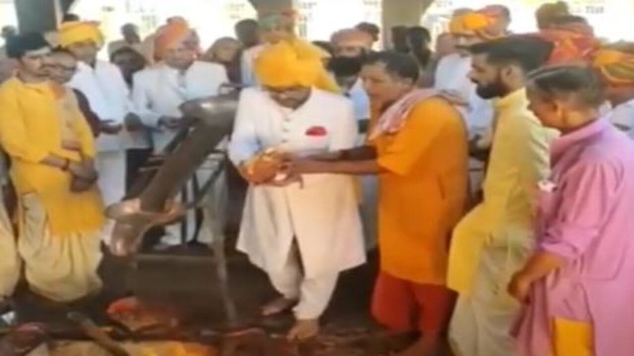 અંબાજીમાં દાંતા સ્ટેટના રાજવી પરિવાર દ્વારા કરાઈ દુર્ગાષ્ટમી મહાપૂજા, જુઓ VIDEO અંબાજીમાં દાંતા સ્ટેટના રાજવી પરિવાર દ્વારા કરાઈ દુર્ગાષ્ટમી મહાપૂજા, જુઓ VIDEO