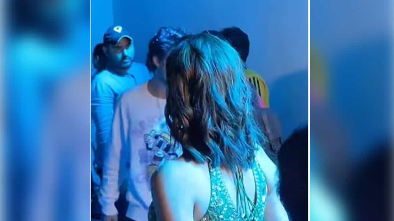 આર્યન ખાને અનન્યાને કરી ઈગ્નોર, મોં ફેરવીને સામેથી નીકળ્યો જુનિયર ખાન