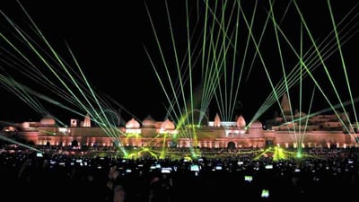 દિવાળી પહેલાના દિવસે અયોધ્યામાં ભવ્ય દીપોત્સવનું આયોજન કરવામાં આવ્યું હતું. આ દરમિયાન લેસર શોએ પણ કાર્યક્રમની શોભા વધારી હતી 