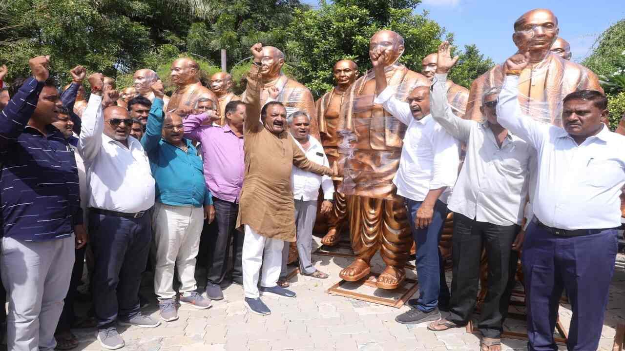 વધુમાં ગોપાલભાઈએ જણાવ્યું કે, ગામેગામથી લોકો ખૂબ જ ઉત્સાહપૂર્વક આ સ્ટેચ્યુ લેવા આવી રહ્યા છે અને તમામ સમાજના લોકો આ સંકલ્પને વધાવી રહ્યા છે. આ પ્રતિમાઓની ડિઝાઇન નર્મદા ડેમ ખાતે આવેલી વિશ્વની સૌથી સરદાર સાહેબની પ્રતિમાની પ્રતિકૃતિ સમાન રાખવામાં આવી છે.આ 147 ગામોમાં અમરેલી,જૂનાગઢ,ગીરસોમનાથ,રાજકોટ અને ભાવનગર જિલ્લાના પણ કેટલાક ગામોનો સમાવેશ થાય છે.સૌથી વધુ અમરેલી જિલ્લાના ગામોમાં આ પ્રતિમાઓ લાગશે અને આ રીતે ઉદ્યોગપતિ ગોપાલ વસ્તરપરા દ્વારા સરદાર સાહેબને અનોખી શ્રધ્ધાંજલિ આપવામાં આવશે.