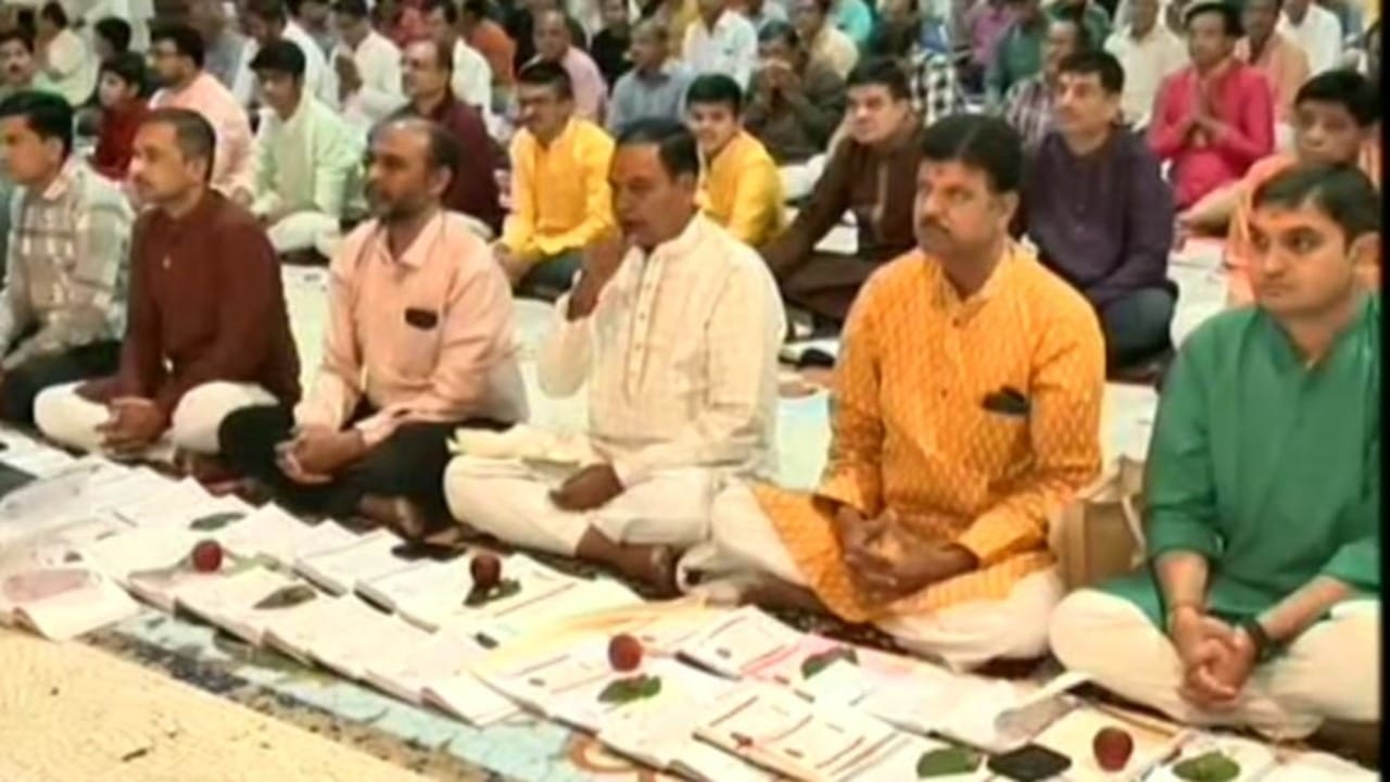 દિવાળીના પાવન પર્વે અમદાવાદના સ્વામિનારાયણ મંદિરમાં કરવામાં આવ્યુ ચોપડા પૂજન, જુઓ VIDEO દિવાળીના પાવન પર્વે અમદાવાદના સ્વામિનારાયણ મંદિરમાં કરવામાં આવ્યુ ચોપડા પૂજન, જુઓ VIDEO