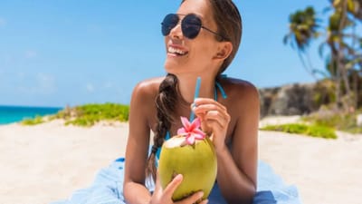 નારિયેળ પાણી શરીરને હાઈડ્રેટ રાખવાની સાથે સાથે શરીરને સ્વસ્થ પણ રાખે છે. નારિયેળ પાણીથી કોઈ સાઈડ ઈફેક્ટસ નથી થતા. તે ત્વચાની સમસ્યા દૂર કરવા માટે ફાયદાકારક છે. 