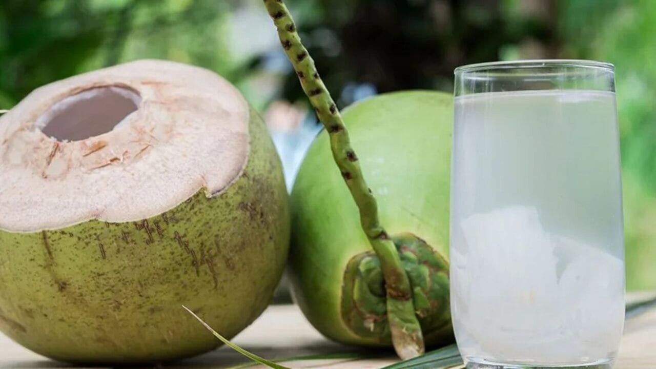 નારિયેળ પાણી ચહેરા પર થતી કરચલીઓ અને ફાઇન લાઇન્સ નિયંત્રિત કરે છે. તેનાથી ઉંમર વધવાના સંકેતો વિરુદ્ધ કામ કરવામાં મદદ મળે છે. 
