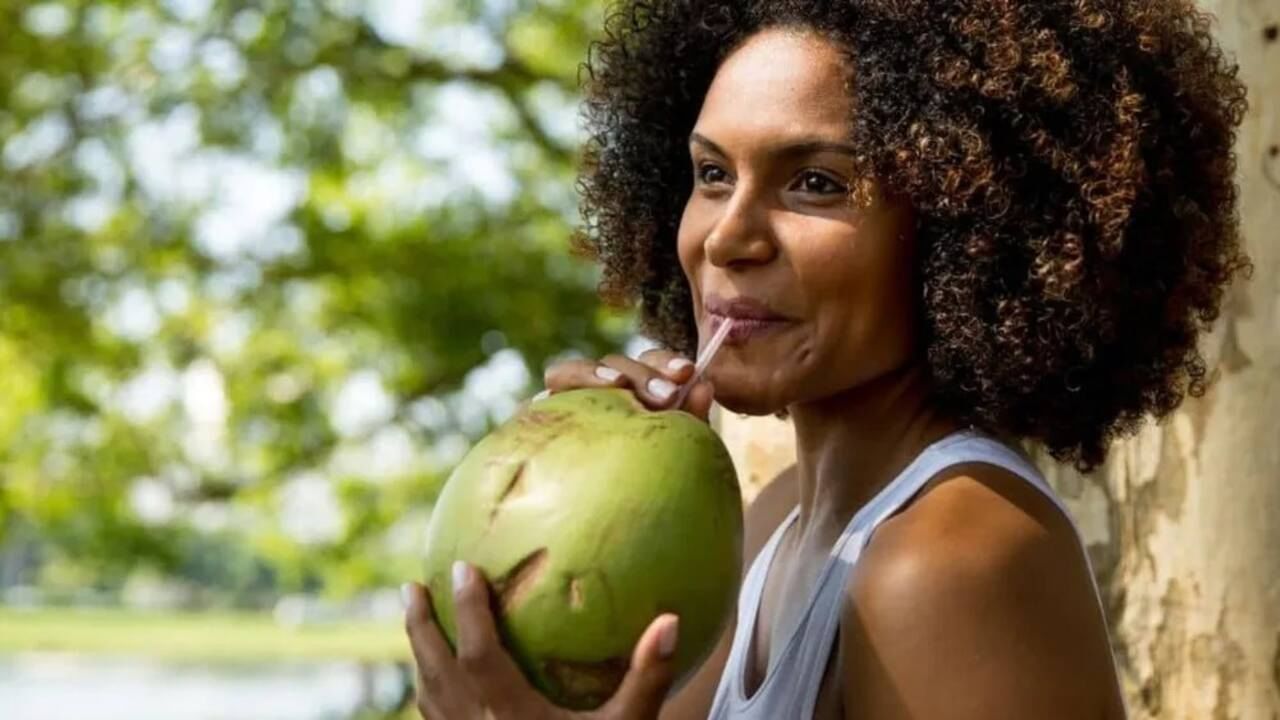 એન્ટી એજિંગ અને ખીલ દૂર કરવા માટે ફાયદાકારક છે Coconut Water, જાણો તેના