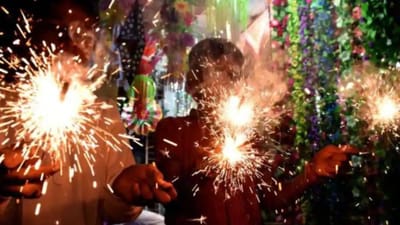 આટલું કરો

જયારે પહેરેલા કપડાં આગમાં લપેટાય તો ફટાકડાને દુર કરો અને જમીન પર આળોટો, જો આગ ઓલવી શકાય તેમ ન હોય તો અસરકર્તાને  બ્લેન્કેટમાં વીંટાળો.દાઝેલી જગ્યા ઉપર ઠંડુ પાણી નાખો જયાં સુધી બળતરા ચાલુ રહે ત્યાં સુધી આ પ્રક્રિયા ચાલુ રાખી શકાય, દાઝેલી જગ્યા પર સ્વચ્છ કપડાને ઠંડા પાણીમાં પલાળી તેને દાઝેલી જગ્યા પર મૂકો, યોગ્ય સારવાર માટે વહેલી તકે ડોકટરનો સંપર્ક કરવો.