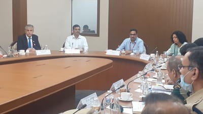 સંરક્ષણ ઉત્પાદન ડિપાર્ટમેન્ટના અધિક સચિવ સંજય જાજુએ ડેફ એક્સ્પોના તૈયારીઓની કરી સમીક્ષા