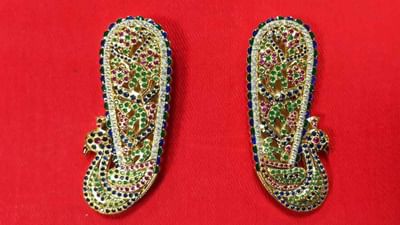 Devbhoomi Dwarka: દ્વારકાધીશના ચરણોમાં અપર્ણ થઈ સોના ચાંદીની ભેટ