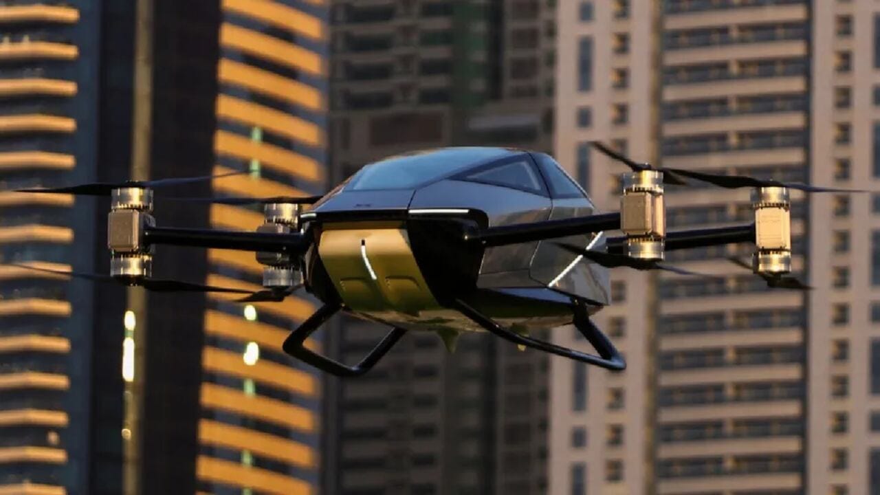 આ ઉડતી કારને ઇલેક્ટ્રિક વાહન કંપની Xpeng Inc દ્વારા તૈયાર કરવામાં આવી છે. તેને પબ્લિક ટ્રાન્સપોર્ટેશનના ક્ષેત્રમાં એક મોટી ઉપલબ્ધિ ગણાવવામાં આવી રહી છે. સોમવારે તેનું માનવરહિત પરીક્ષણ કરવામાં આવ્યું છે. જે સફળ રહ્યું છે. કંપનીનું કહેવું છે કે, જુલાઈ 2021માં આ ફ્લાઈંગ કારમાં માણસોને બેસાડીને ટેસ્ટિંગ પણ કરવામાં આવ્યું હતું.