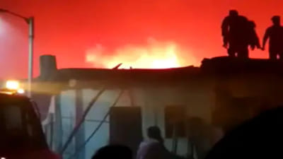 Ahmedabad : ચંડોળા તળાવની ઝૂંપડપટ્ટીમાં ભીષણ આગ, 19 જેટલા ઝુંપડા આગની લપેટમાં આવતા  6 ગેસ સિલિન્ડર બ્લાસ્ટ