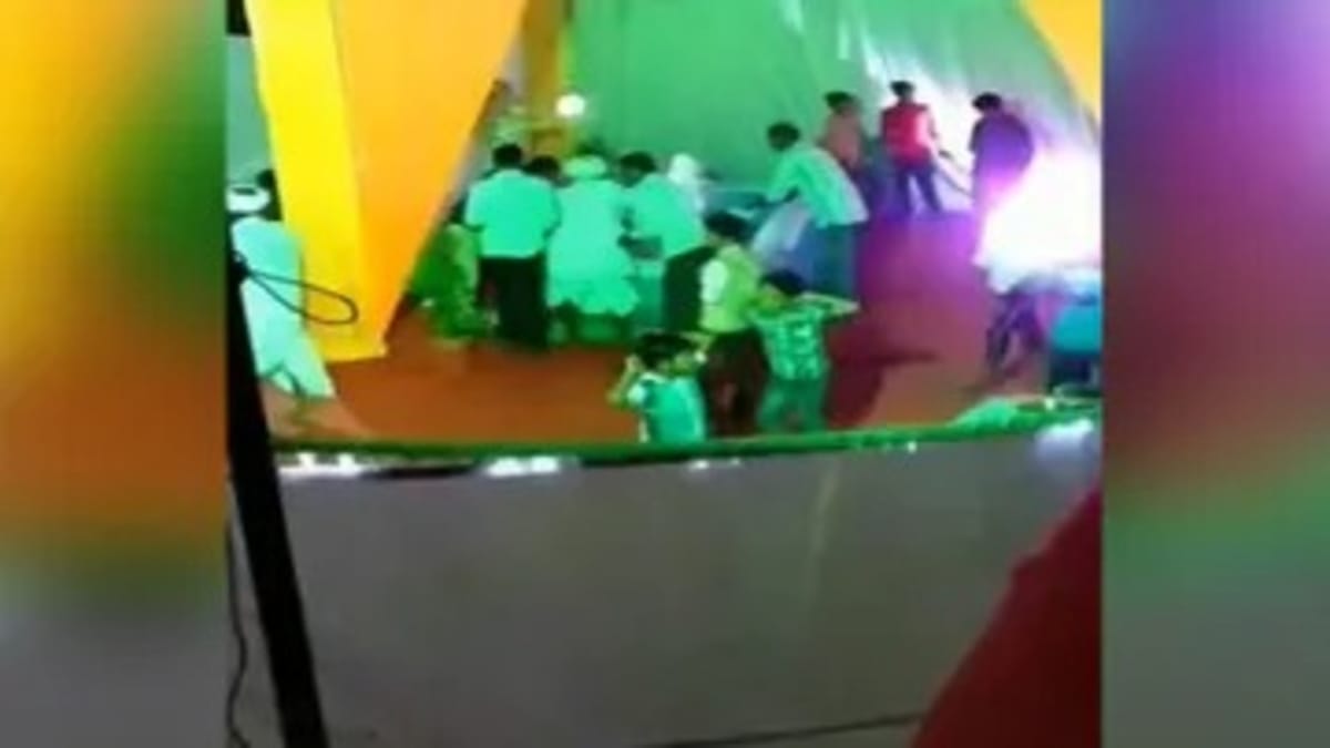 વાયરલ વીડિયો : ગામડામાં લગ્ન દરમિયાન મહેમાનો એ કરી વિચિત્ર હરકત, બંધ કરવો પડ્યો ફૂવારો વાયરલ વીડિયો : ગામડામાં લગ્ન દરમિયાન મહેમાનો એ કરી વિચિત્ર હરકત, બંધ કરવો પડ્યો ફૂવારો