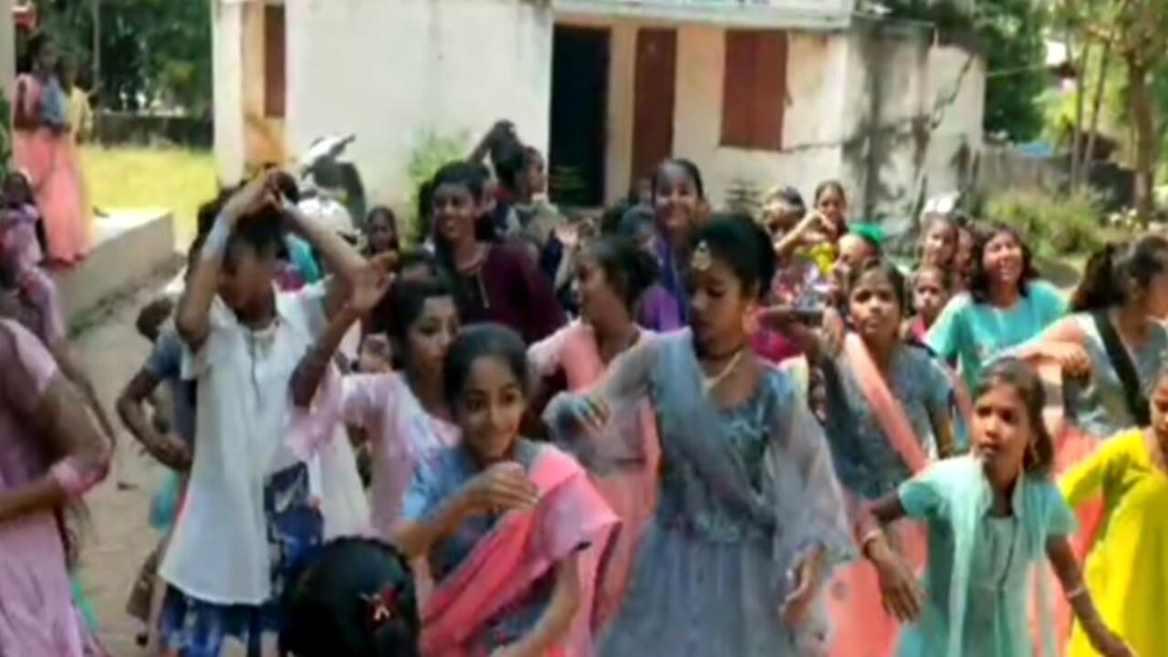 Kheda: હાથજ ગામમાં વિદ્યાર્થીઓને ગરબાના સ્થાને તાજિયા કરાવતા વિવાદ