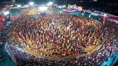 નવરાત્રી દરમિયાન માતા દુર્ગાના અલગ અલગ રુપની પૂજા કરવામાં આવે છે. આ અવસરે જુદી જુદી જાતના ગરબા અને દાંડિયા કરવાની જૂની પરંપરા છે. ચાલો જાણીએ તેની શરુઆત ક્યારે થઈ. 