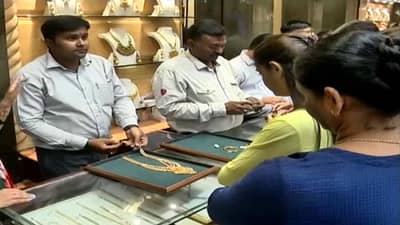 ધનતેરસમાં બજારોમાં જામી ભીડ, અમદાવાદ, રાજકોટ, સુરત સહિતના શહેરોમાં વાહન અને સોનાની ધૂમ ખરીદી