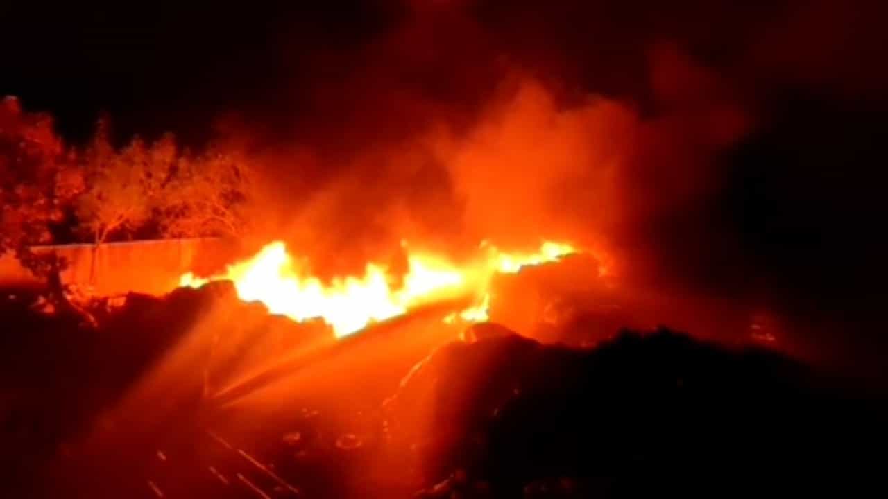 દિવાળી પહેલા જ ફટાકડાને કારણે આગ લાગવાનો સિલસિલો, ગોંડલમાં પ્લાસ્ટિક સ્ક્રેપના ગોડાઉનમાં ભીષણ આગ,જુઓ VIDEO