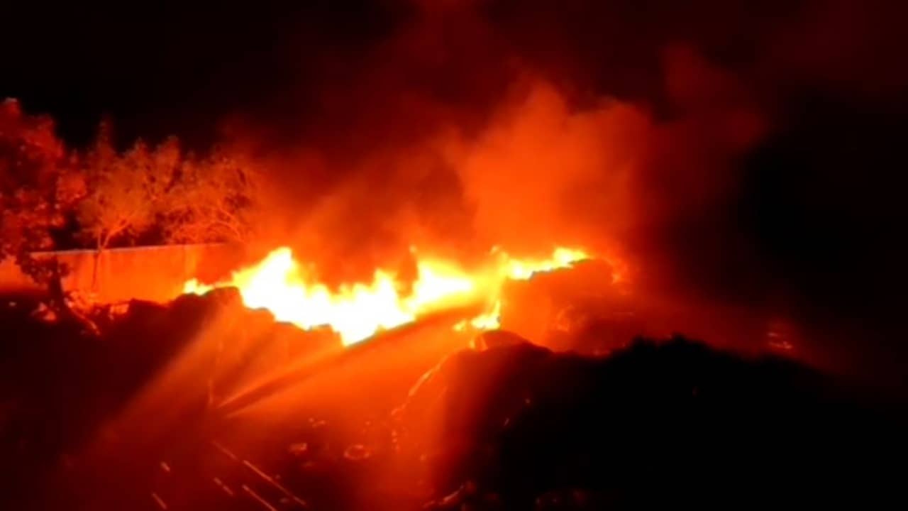 દિવાળી પહેલા જ ફટાકડાને કારણે આગ લાગવાનો સિલસિલો, ગોંડલમાં પ્લાસ્ટિક સ્ક્રેપના ગોડાઉનમાં ભીષણ આગ,જુઓ VIDEO