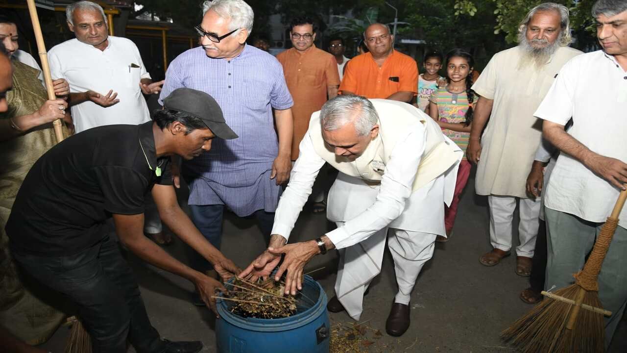 ગુજરાત વિદ્યાપીઠ સંચાલિત વિવિધ કેન્દ્રોમાં થઈ રહેલા ગૌપાલન, દેશી બીજના સંરક્ષણ, જળ સંચય અને શિક્ષણ કાર્યોની પણ તેમણે માહિતી મેળવી હતી.આ પ્રસંગે કાર્યકારી કુલ સચિવ નિખિલ ભટ્ટ અને ટ્રસ્ટીઓ તેમજ પરિવારજનો ઉપસ્થિત રહ્યા હતા રાજ્યપાલ એ સૌને દિપાવલી અને નૂતન વર્ષની શુભકામનાઓ પાઠવી હતી.