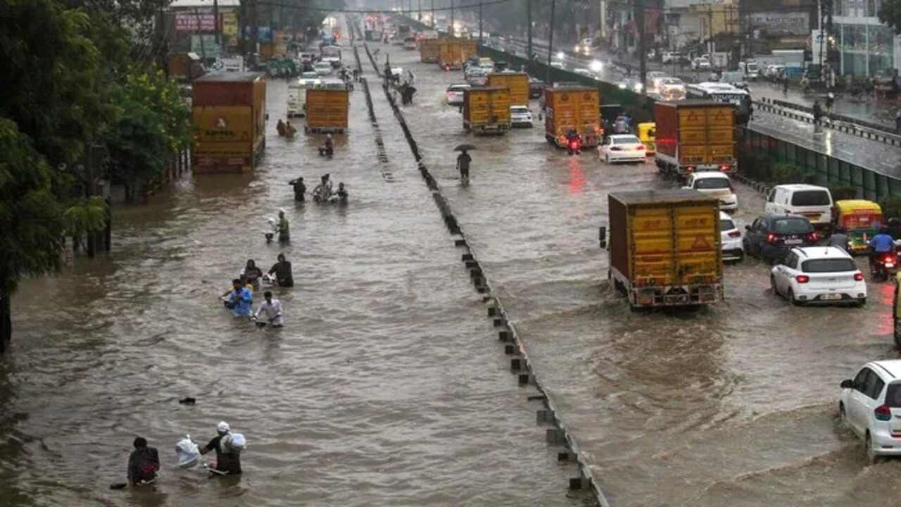 UP rain News: દિલ્હીમાં મકાન ધરાશાયી, ગુરુગ્રામમાં 6 બાળકોના મોત, યુપીમાં ઘણી જગ્યાએ શાળાઓ બંધ