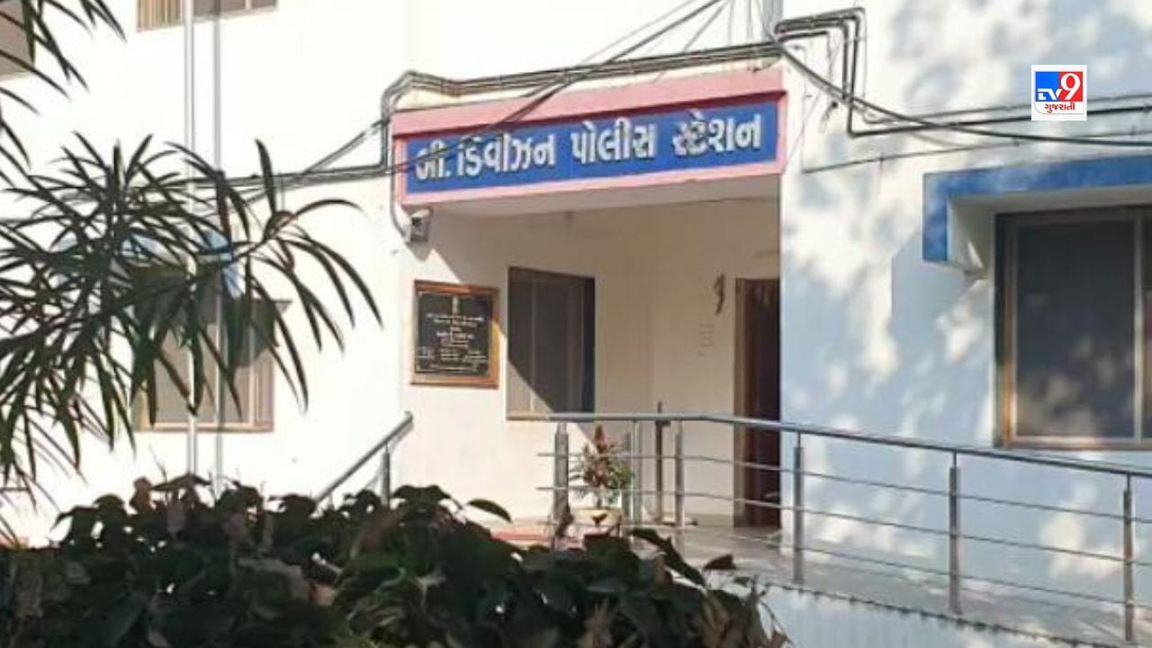 Honey Trap: મીઠી વાતો વડે યુવકને પ્રેમજાળમાં ફસાવ્યો, ઘરે બોલાવી વિડીયો બનાવ્યો, પૈસા પડાવવા નકલી પોલીસ બોલાવી