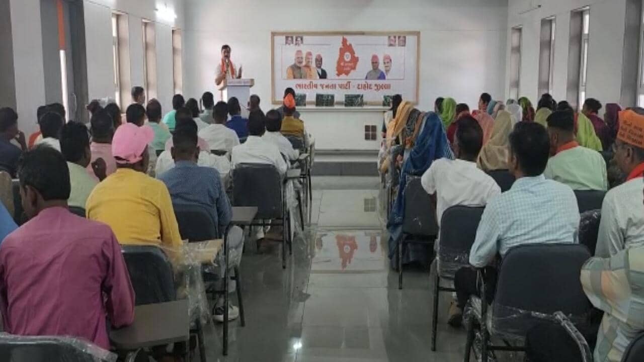 Gujarat Election 2022: દાહોદ, ઝાલોદ અને લીમખેડામાં ભાજપ દ્વારા લેવાઈ સેન્સ, પૂર્વ ધારાસભ્ય મહેશ ભૂરિયાને ટેકેદારોનું સમર્થન