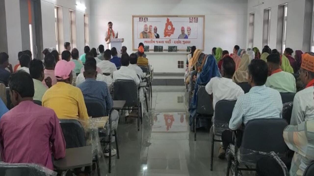 Gujarat Election 2022: દાહોદ, ઝાલોદ અને લીમખેડામાં ભાજપ દ્વારા લેવાઈ સેન્સ, પૂર્વ ધારાસભ્ય મહેશ ભૂરિયાને ટેકેદારોનું સમર્થન Gujarat Election 2022: દાહોદ, ઝાલોદ અને લીમખેડામાં ભાજપ દ્વારા લેવાઈ સેન્સ, પૂર્વ ધારાસભ્ય મહેશ ભૂરિયાને ટેકેદારોનું સમર્થન