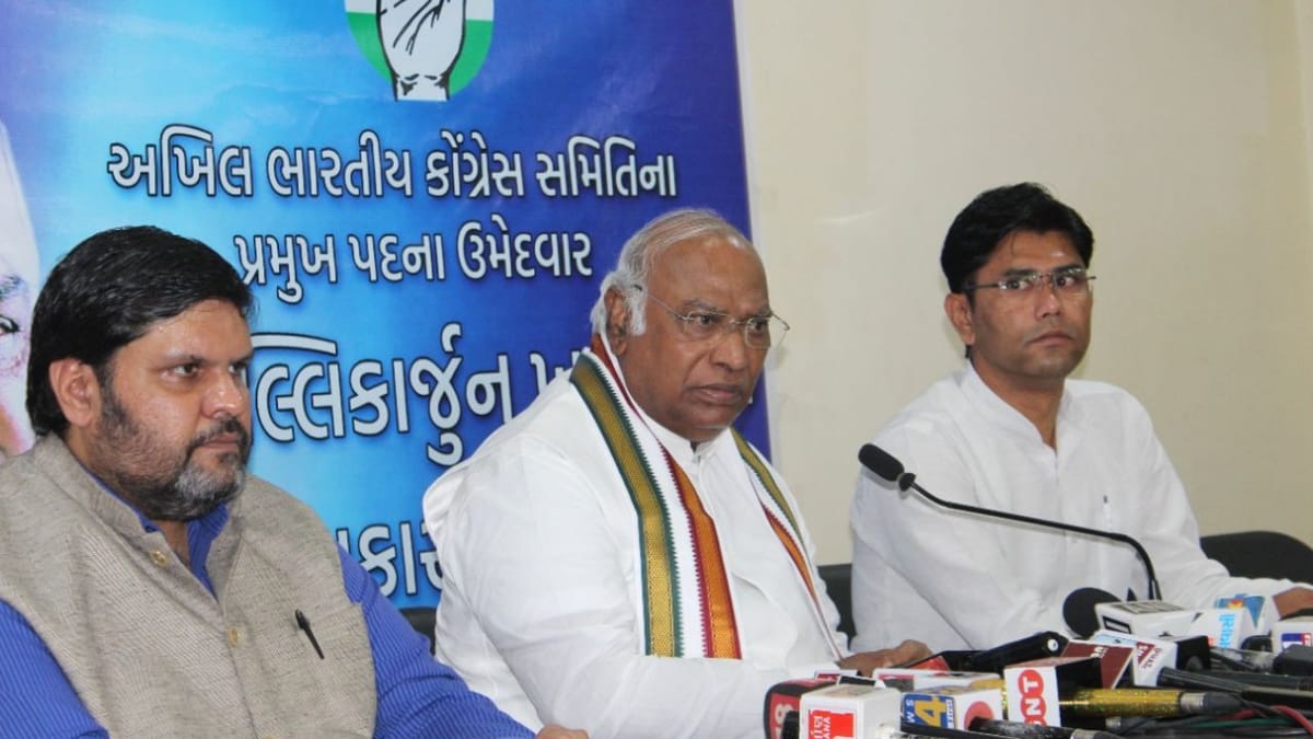 કોંગ્રેસના રાષ્ટ્રીય અધ્યક્ષના ઉમેદવાર મલ્લિકાર્જુન ખડગે અમદાવાદની મુલાકાતે, કહ્યું ચૂંટણી પ્રચાર અમદાવાદથી શરુ કર્યો