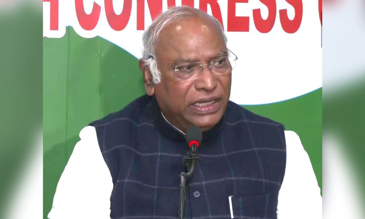 જે લોકો મને રબર સ્ટેમ્પ માને છે તેઓ મારું અને ગાંધી પરિવારનું અપમાન કરી રહ્યા છે: TV9 સાથેની વાતચીતમાં બોલ્યા મલ્લિકાર્જુન ખડગે