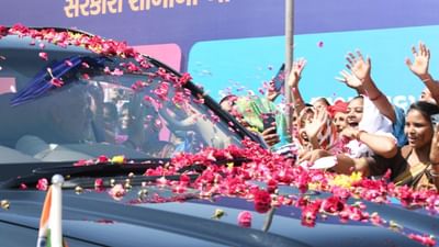 પીએમ સ્કૂલ ઓફ એક્સેલન્સ પ્રોગ્રામ શરૂ કરવા પહોંચ્યા ત્યારે શિક્ષકોએ તેમનું અમદાવાદ ખાતે ભવ્ય સ્વાગત કર્યું.