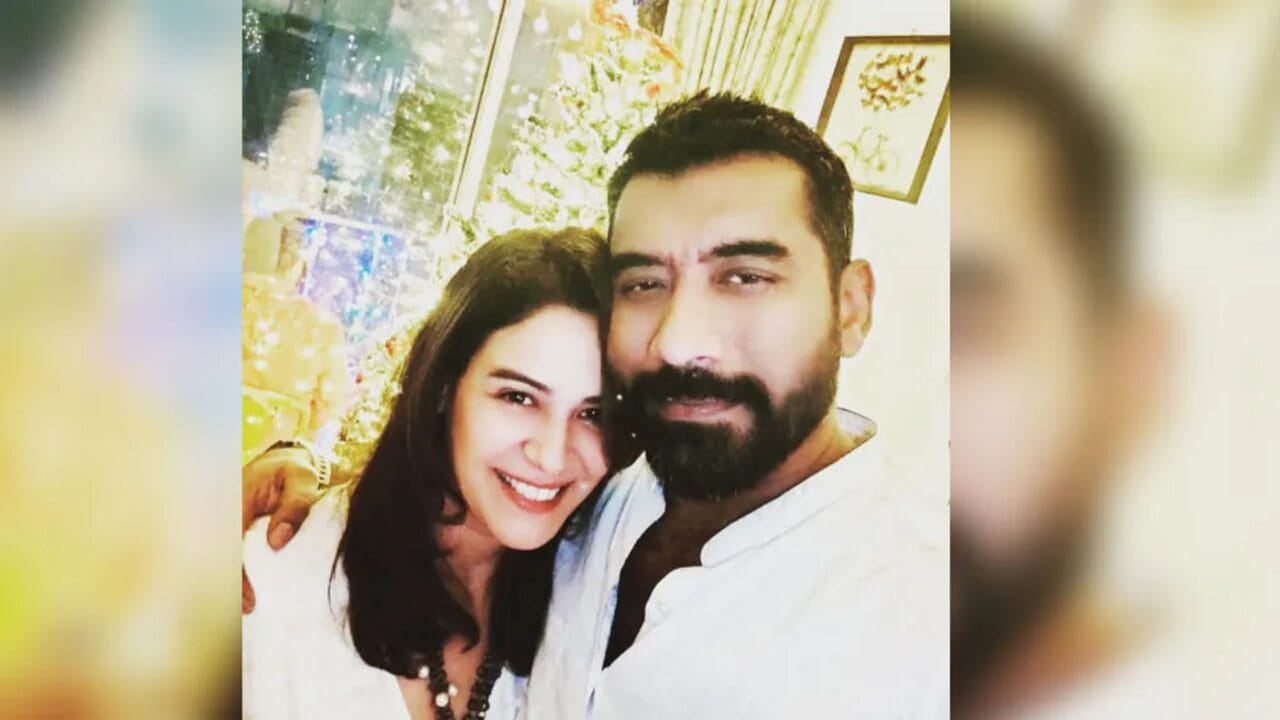 તાજેતરમાં, મોનાએ આમિર ખાનની પ્રખ્યાત ફિલ્મ લાલ સિંહ ચઢ્ઢામાં તેની માતાની ભૂમિકા ભજવીને તેના અભિનયથી લોકોને ચોંકાવી દીધા હતા.