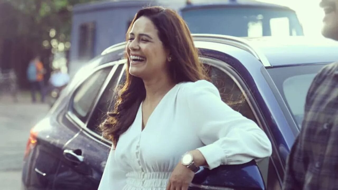 તમને જણાવી દઈએ કે, સાઉથના ઈન્વેસ્ટમેન્ટ બેન્કર શ્યામને લાંબા સમય સુધી ડેટ કર્યા બાદ મોના સિંહે પણ તેની સાથે લગ્નના સાત ફેરા લીધા હતા.

