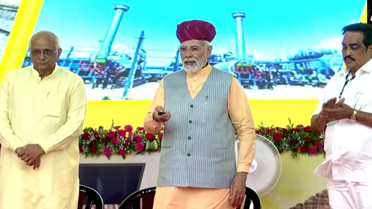 PM Modi Gujarat Visit : પીએમ મોદીએ મોઢેરા સૂર્યગ્રામનું કર્યું લોકાર્પણ, મહેસાણાને 3092 કરોડના વિકાસ કાર્યોની ભેટ આપી