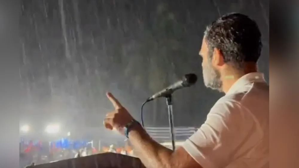 VIDEO: ભારે વરસાદ વચ્ચે પણ રાહુલ ગાંધીએ આપ્યુ ભાષણ, અમને કોઈ રોકી નહી શકે !