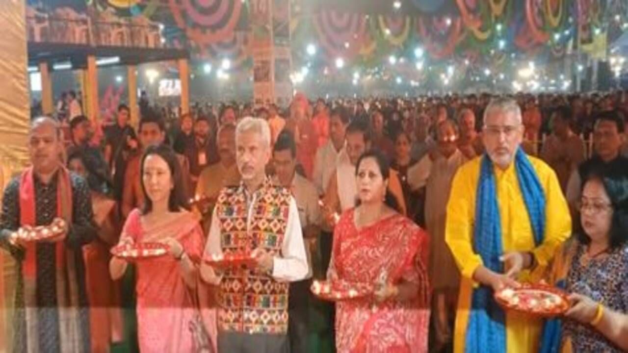 Vadodara : વિદેશમંત્રી એસ. જયશંકર સહિત 60થી વધુ રાજદ્વારીઓએ ગુજરાતના ભાતીગળ પોશાકમાં માણ્યો ગરબાનો આનંદ , ખેલૈયાઓ સાથે લીધી સેલ્ફી