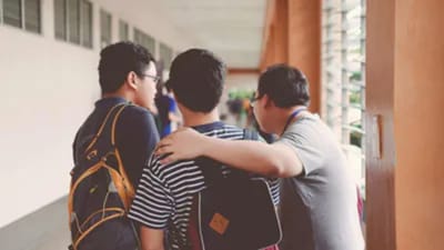 દરેક વિદ્યાર્થી તેમના શાળાના દિવસોને કોઈને કોઈ સમયે યાદ કરે છે. શાળામાં વિતાવેલો સમય આપણા હૃદયની સૌથી નજીક રહે છે. પરંતુ જો તમે એવી શાળામાં અભ્યાસ કર્યો હોય જ્યાં મિત્રતા પ્રતિબંધિત હોય, તો તમે ચોક્કસપણે તમારી શાળાને યાદ નહીં કરો. ચાલો જાણીએ દુનિયાની આવી શાળાઓ વિશે, જ્યાં અજીબોગરીબ નિયમો છે. (Pexels)