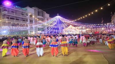 Kheda: વડતાલ ધામ ખાતે થઈ શરદોત્સવની ઉજવણી, હરિભક્તોએ બોલાવી રાસની રમઝટ