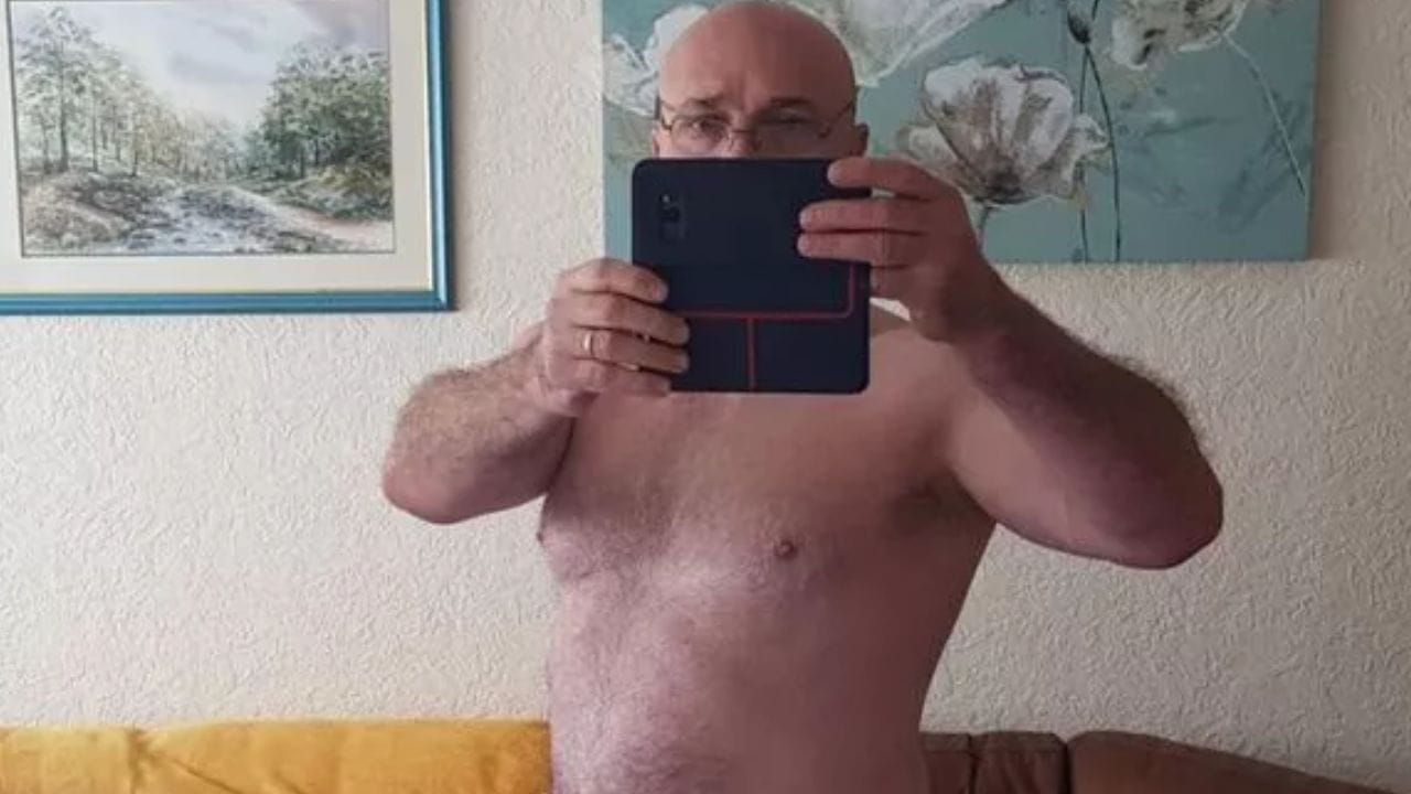 લીડ્સના રહેવાસી સ્ટીવ એક પેરામેડિક છે અને યોર્કશાયર એમ્બ્યુલન્સ સર્વિસ માટે કામ કરે છે. તેણે પોતાના બોડી ટ્રાન્સફોર્મેશનથી લોકોને ચોંકાવી દીધા છે. પ્રતિકૂળ તબીબી પરિસ્થિતિઓ હોવા છતાં તેણે આ આશ્ચર્યજનક રીતે આ કમાલ કર્યું અને હવે તે અન્ય લોકો માટે પ્રેરણા બની રહ્યા છે.