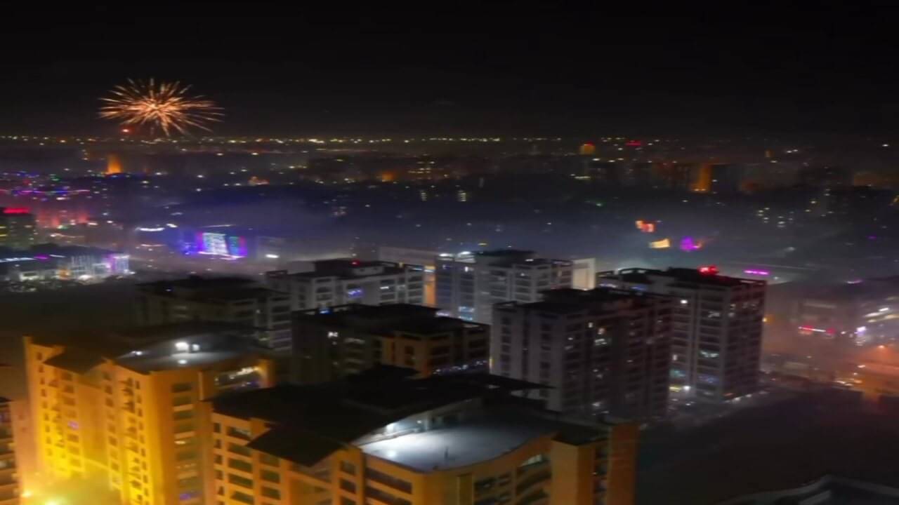 રંગબેરંગી રોશનીથી ઝળહળ્યુ સુરત શહેર, જુઓ આકાશી નજારો આ VIDEOમાં