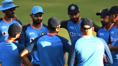 જસપ્રીત બુમરાહની ઈજાએ ટી20 વર્લ્ડ કપ પહેલા ભારતીય ટીમને ચોક્કસ ફટકો આપ્યો છે. બુમરાહના વર્લ્ડકપમાંથી બહાર થવાની સંભાવના છે. આ આંચકો છતાં ટીમ ઈન્ડિયા વર્લ્ડ કપની તૈયારીઓમાં વ્યસ્ત છે અને આ માટે તે સમય પહેલા ઓસ્ટ્રેલિયા જવા રવાના થશે, જ્યાં તે કેટલીક પ્રેક્ટિસ મેચ પણ રમશે.