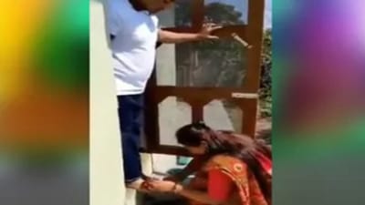 વાયરલ વીડિયો: પતિના પગ ધોઈ પત્ની એ પીધુ તે પાણી, લોકો એ પૂછયુ - કયાથી લાવ્યા આવી પત્ની !