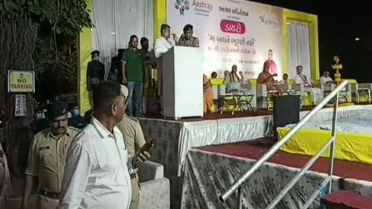 Vadodara: વિવાદનું બીજું નામ એવા કલ્પેશ પટેલે મંજૂરી વિના યોજી સભા, દ્વારકેશલાલજી મહારાજ સહિતના મહાનુભાવોને થયો કડવો અનુભવ, જુઓ વીડિયો