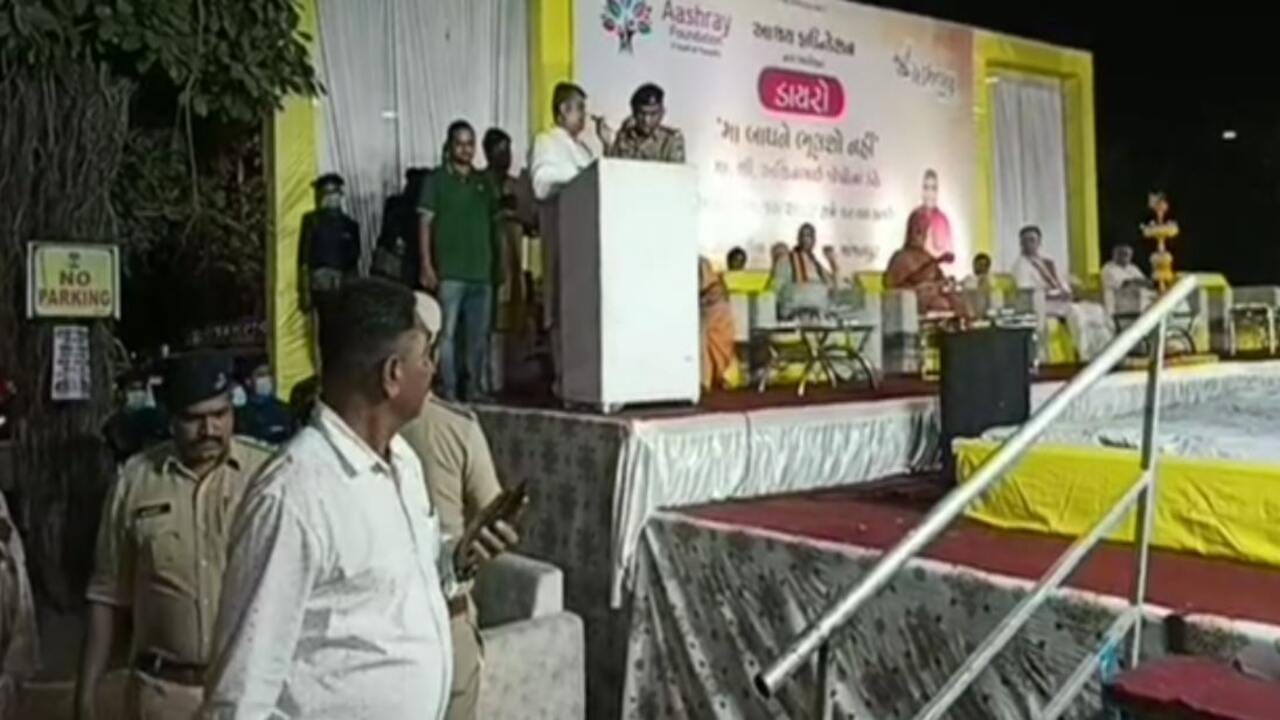 Vadodara: વિવાદનું બીજું નામ એવા કલ્પેશ પટેલે મંજૂરી વિના યોજી સભા, દ્વારકેશલાલજી મહારાજ સહિતના મહાનુભાવોને થયો કડવો અનુભવ, જુઓ વીડિયો Vadodara: વિવાદનું બીજું નામ એવા કલ્પેશ પટેલે મંજૂરી વિના યોજી સભા, દ્વારકેશલાલજી મહારાજ સહિતના મહાનુભાવોને થયો કડવો અનુભવ, જુઓ વીડિયો