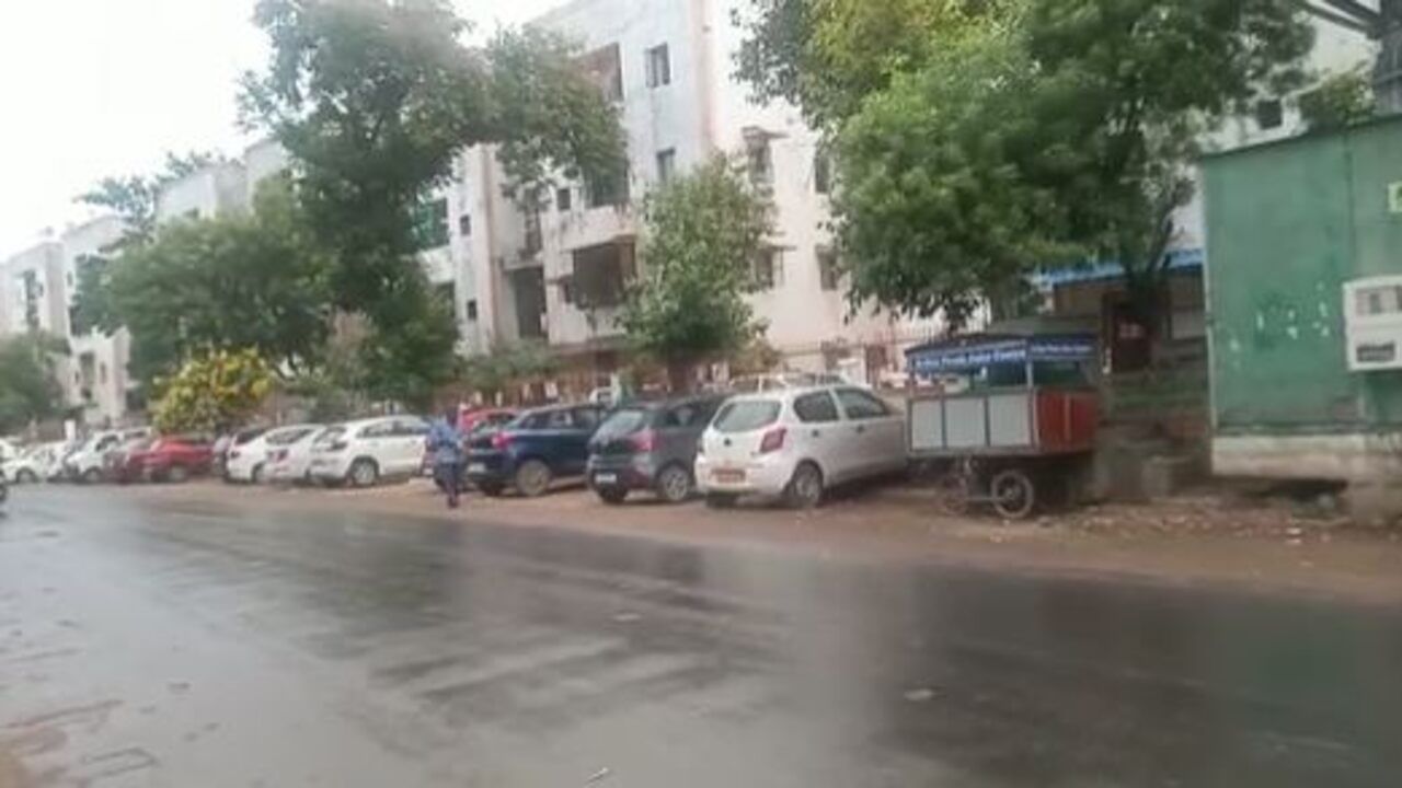Ahmedabad: વાતાવરણમાં આવ્યો પલટો, વાદળછાયાં વાતાવરણ વચ્ચે વેજલપુર, મોટેરા સહિતના વિસ્તારોમાં વરસાદી ઝાપટાં