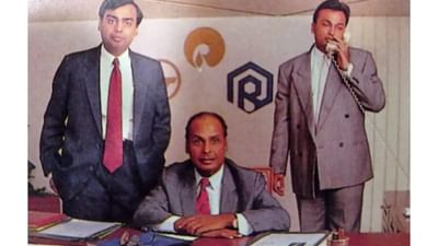 મુકેશ અંબાણી રિલાયન્સ ઇન્ડસ્ટ્રીઝના ચેરમેન છે અને ભારતના બીજા સૌથી ધનિક વ્યક્તિ છે. ૬૪ વર્ષીય અંબાણી વર્ષ 2005 માં તેમના સ્વર્ગસ્થ પિતાના સામ્રાજ્યના ઓઇલ-રિફાઇનિંગ અને પેટ્રોકેમિકલ વ્યવસાયોને વારસામાં મેળવ્યા બાદ એનર્જી જાયન્ટને રિટેલ, ટેક્નોલોજી અને ઇ-કોમર્સ ટાઇટનમાં પરિવર્તિત કરવાનો પ્રયાસ કરી રહ્યા છે. તેમની ટેલિકોમ કંપની જેણે 2016 માં સેવાઓ શરૂ કરી હતી, તે હવે ભારતીય બજારમાં પ્રબળ વાહક છે. તસવીરમાં મુકેશ અંબાણી તેમના પિતા સ્વ.શ્રી ધીરુભાઈ અંબાણી અને ભાઈ અનિલ અંબાણી સાથે જોઈ શકાય છે.