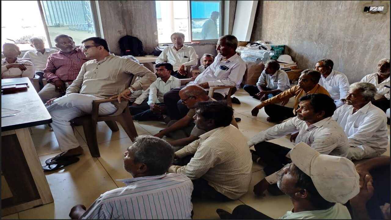 Amreli: સાવરકુંડલાના કોંગ્રેસના ધારાસભ્ય પ્રતાપ દૂધાત ફરી વિવાદમાં, રસ્તો બંધ રહેતા FCIના અધિકારીઓને ધમકાવ્યા